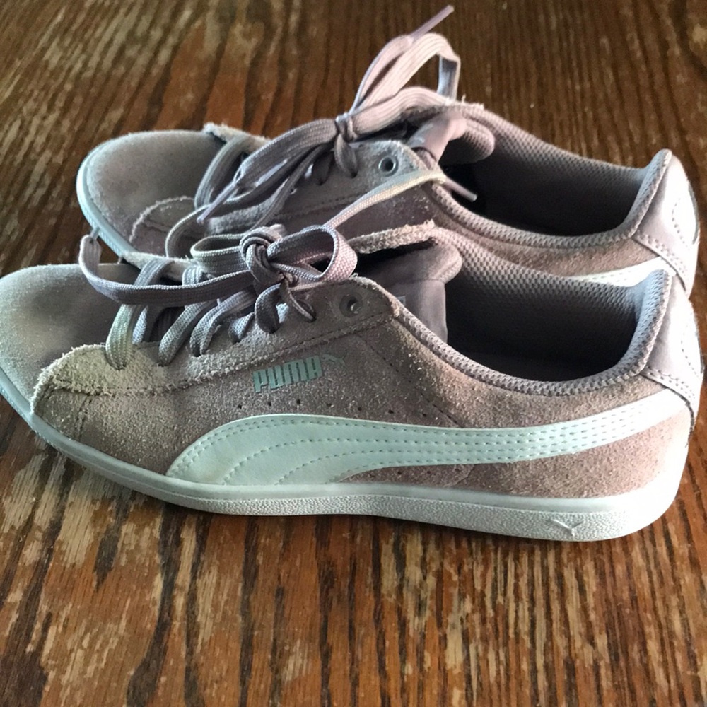 Light pink suede women’s puma’s size 7